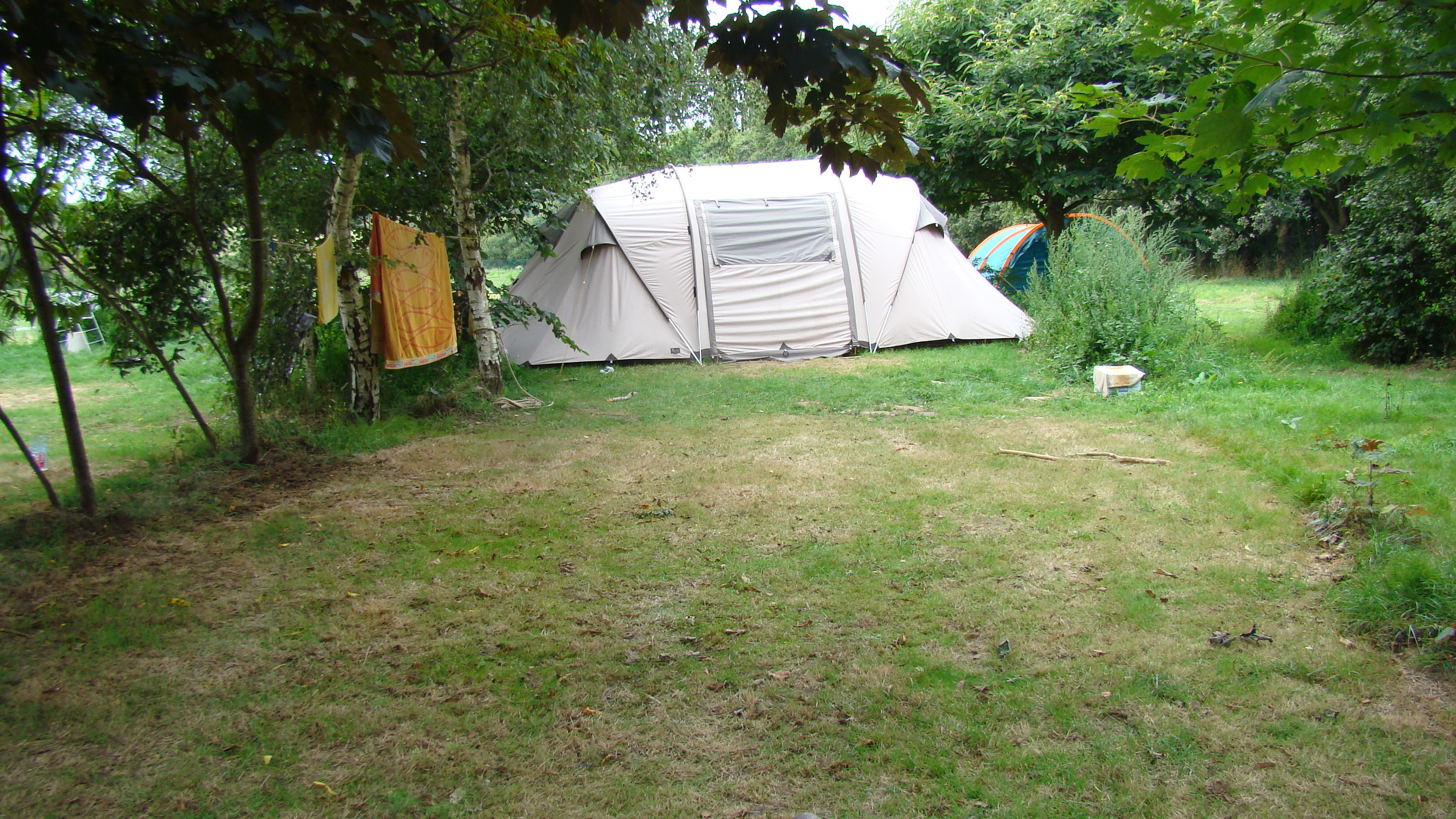 tente ou caravane en pleine nature